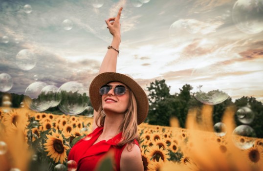 chica con gafas de sol