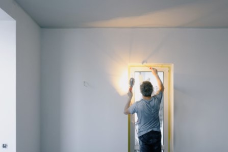 Hombre pintando la pared