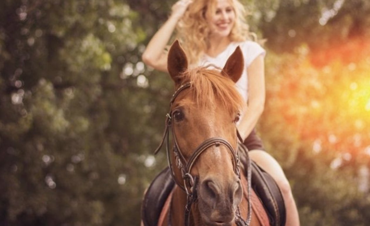 chica en caballo