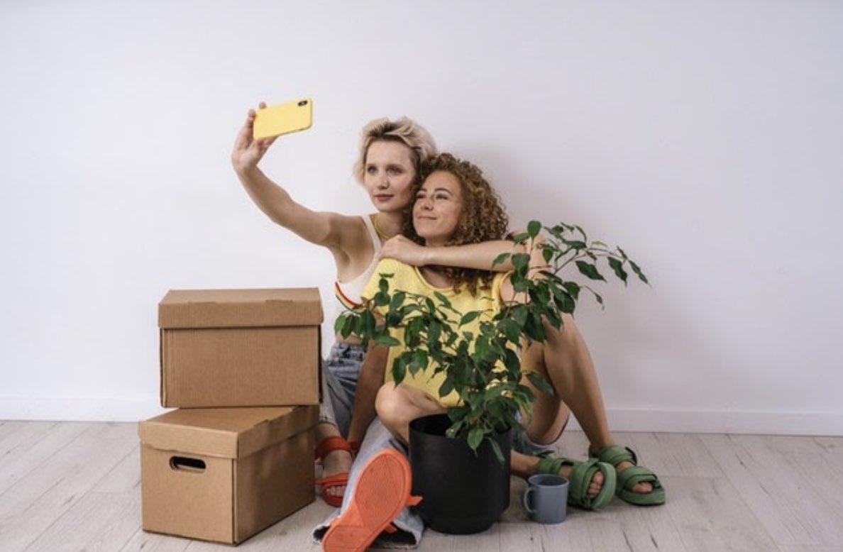 chicas haciéndose selfie