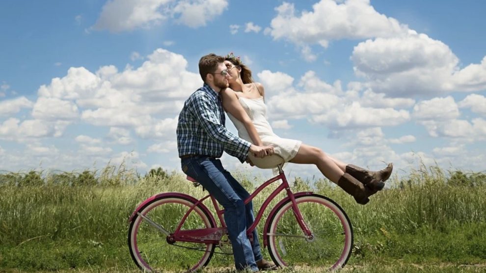 pareja en bicicleta