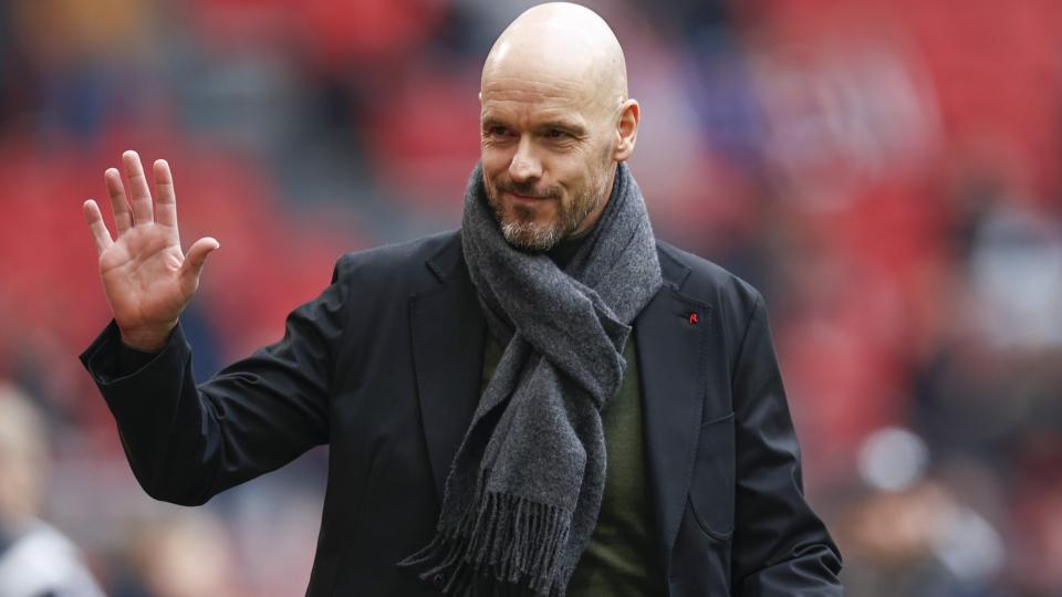 Erik ten Hag saluda a los aficionados del Ajax