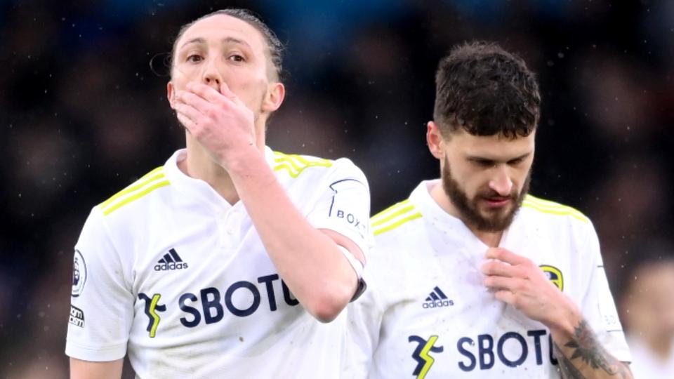 Luke Ayling reacciona tras una derrota del Leeds United en la temporada 2022 de la Premier League