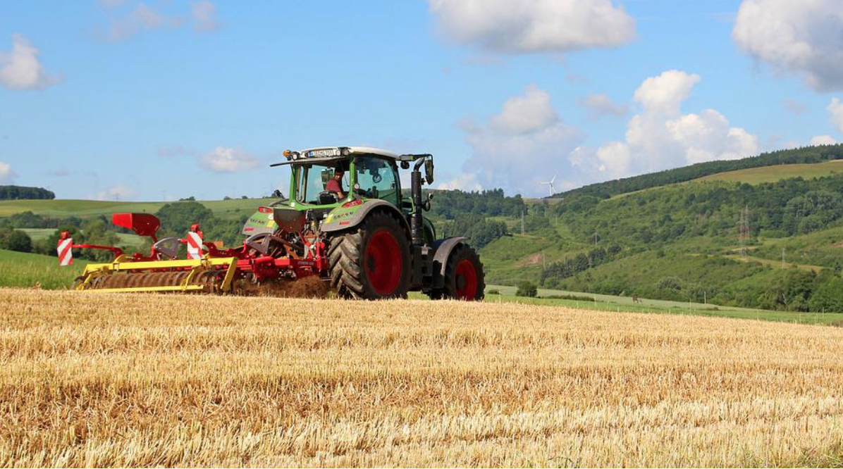 Maquina-trabajando-el-campo