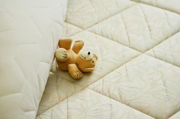 Osito de peluche sobre colchon