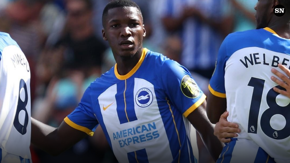 Moises Caicedo (C) se une a los jugadores de Brighton & Hove Albion para celebrar un gol