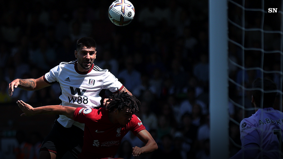 Aleksandar Mitrovic supera con un cabezazo a Trent Alexander-Arnold para marcar para el Fulham ante el Liverpool