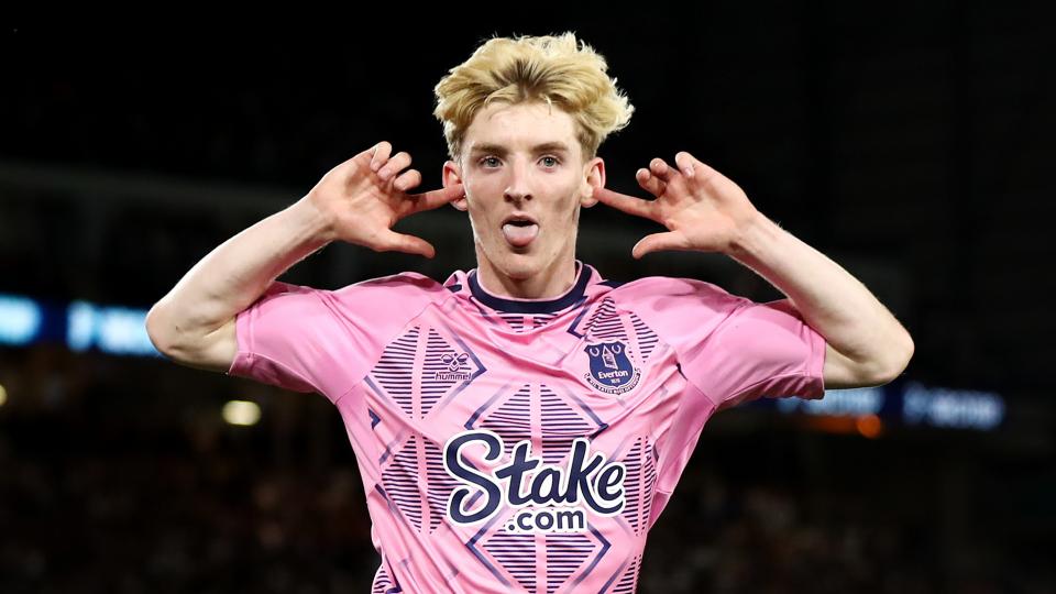 Anthony Gordon abrió el marcador en el empate del Everton con el Leeds