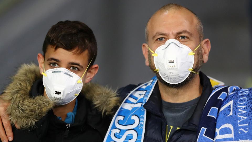 Aficionados del Napoli con mascarillas, Coronavirus, COVID-19