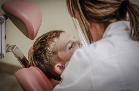 mujer dentista
