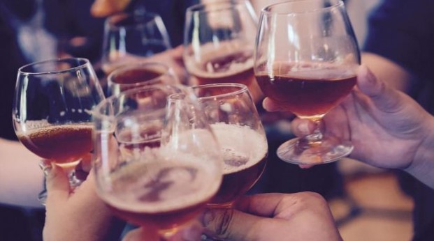 Brindis con cervezas