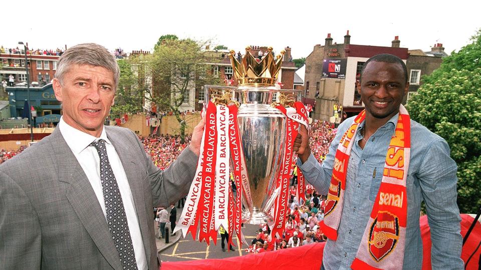 Arsene Wenger y Patrick Vieira del Arsenal con el trofeo de la Premier League