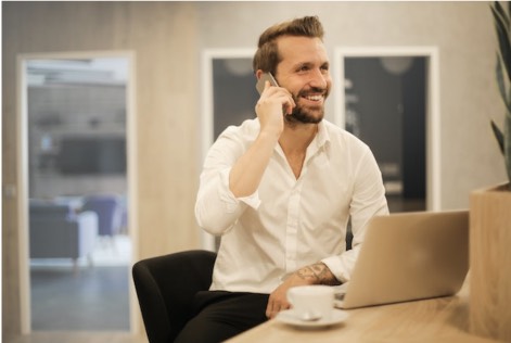 hombre al telefono
