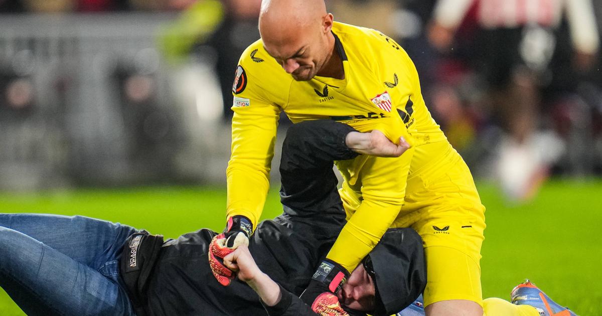 El ataque de un aficionado al portero del Sevilla Marko Dmitrovic genera nuevos llamamientos para proteger a los jugadores: 'Esto tiene que parar'