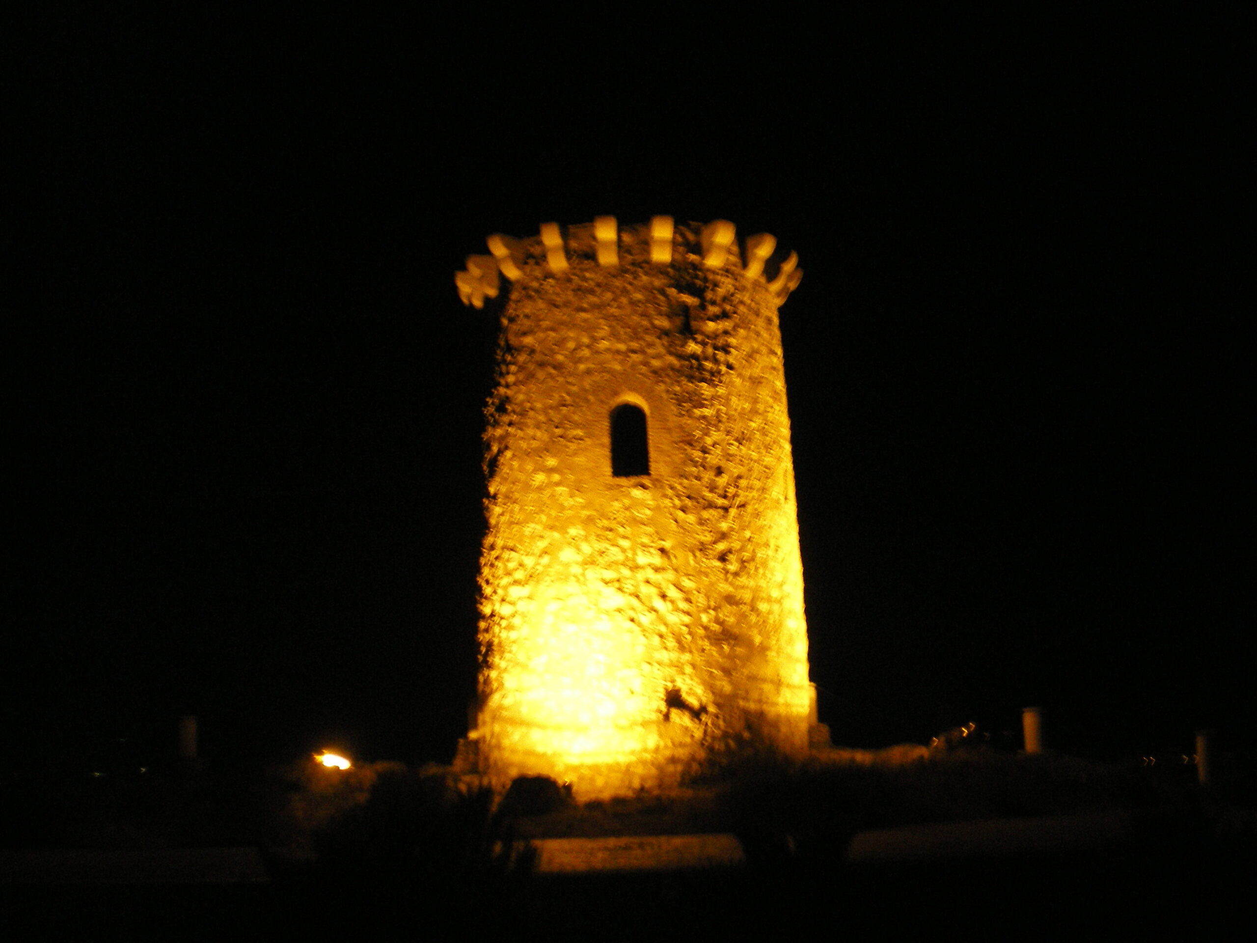Torre de Cardenas noche scaled