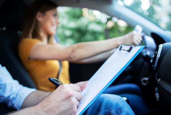 chica examinandose del carnet