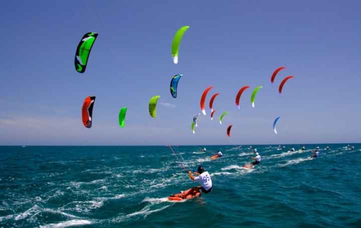 practicar kitesurf