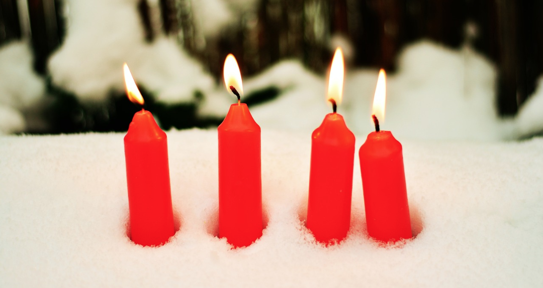Velas rojas encendidas