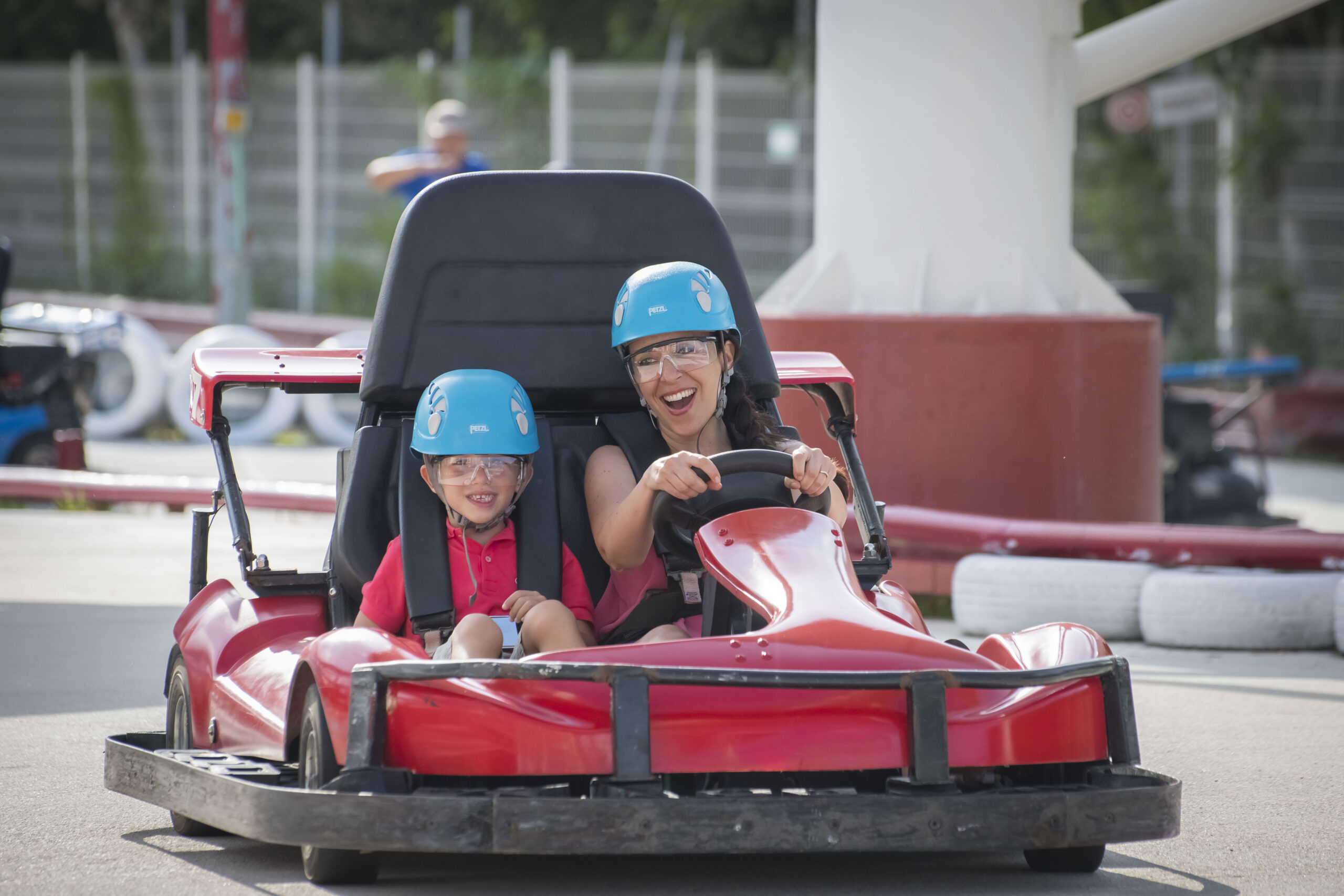 Madre e hijo en karts en cancún