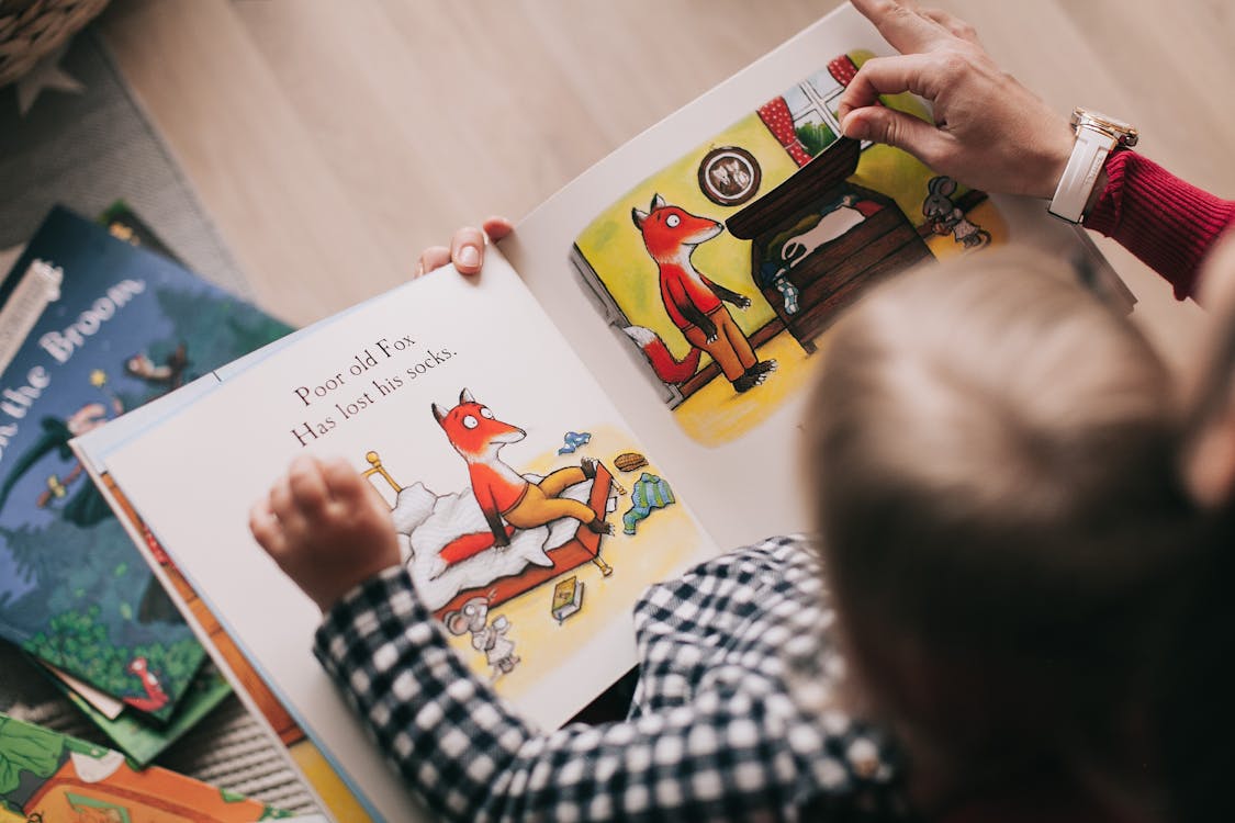 Niño leyendo un libro con interés y concentración