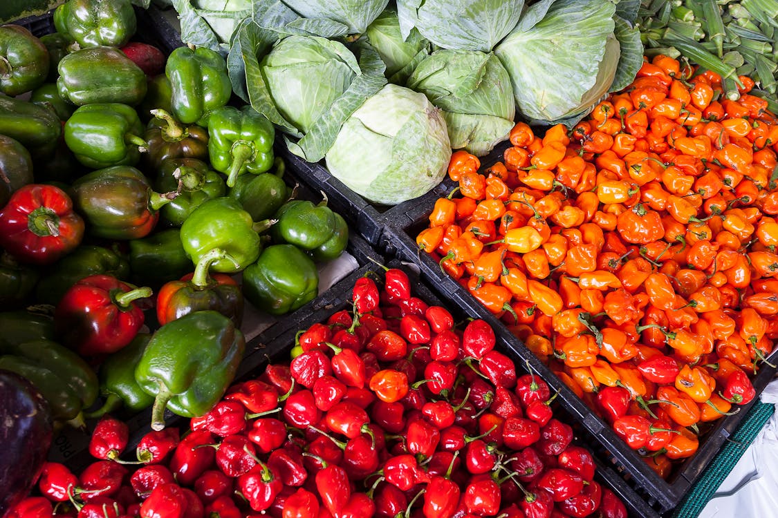 Puesto de mercado con productos locales frescos de proximidad