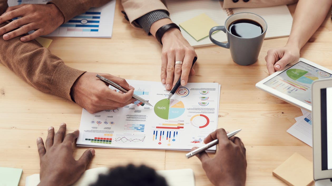 Equipo de trabajo emprendedor reunido planificando un nuevo negocio