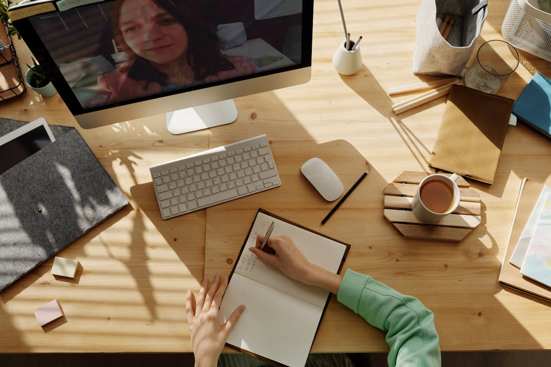Persona aprendiendo en línea con ordenador portátil