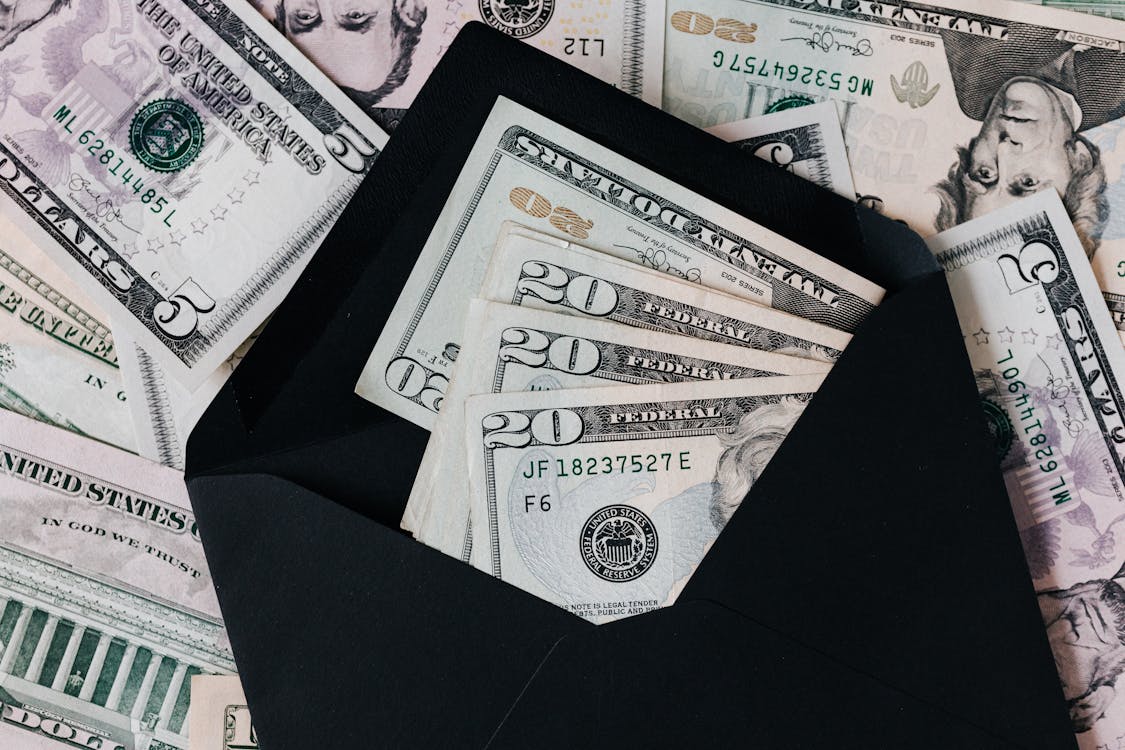 Calculadora y documentos para gestionar las finanzas personales