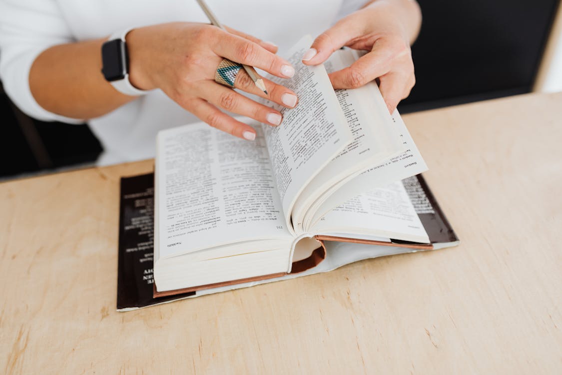 Personas de diferentes nacionalidades aprendiendo idiomas juntas