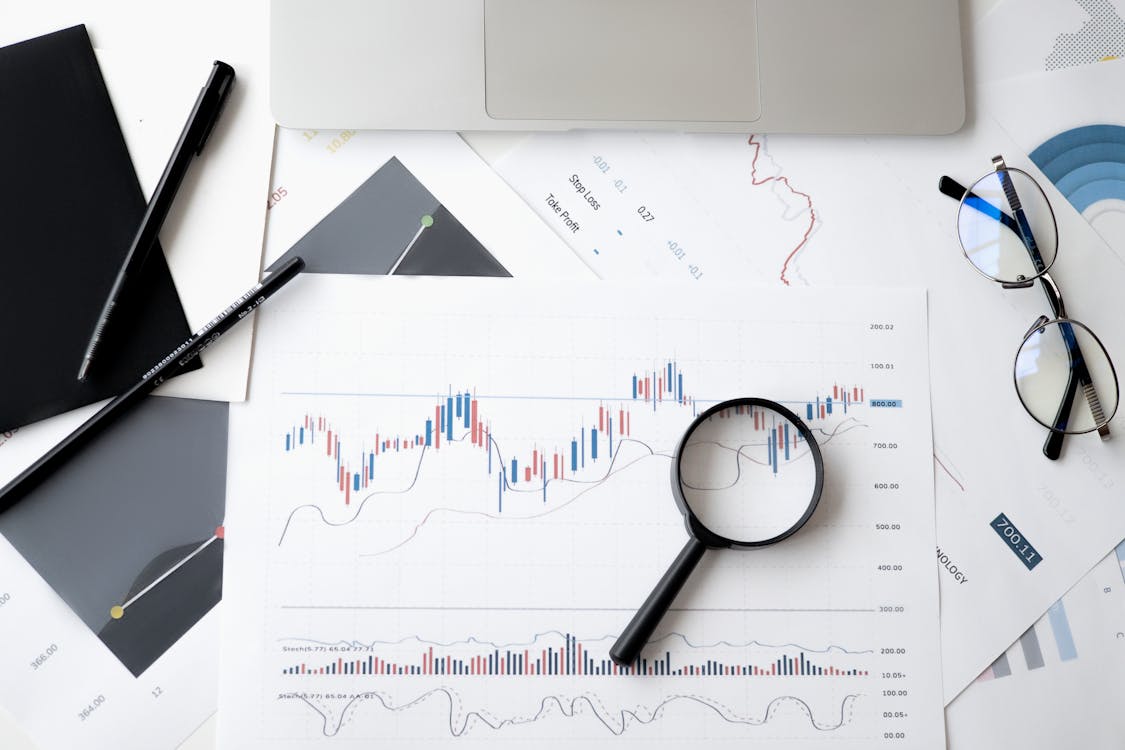 Gráficos de inversión y mercados financieros en pantalla